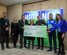 Todas de Curitiba e todas mulheres. São da Capital as três felizes ganhadoras dos prêmios do Nota Paraná deste mês de julho. Os cheques, de R$ 50 mil, R$ 30 mil e R$ 20 mil, foram entregues nesta quinta-feira (18) às três moradoras de Curitiba dos bairros Mossunguê, Hugo Lange e Campo Comprido.Foto: Valdelino Pontes