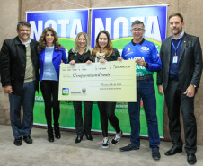 Todas de Curitiba e todas mulheres. São da Capital as três felizes ganhadoras dos prêmios do Nota Paraná deste mês de julho. Os cheques, de R$ 50 mil, R$ 30 mil e R$ 20 mil, foram entregues nesta quinta-feira (18) às três moradoras de Curitiba dos bairros Mossunguê, Hugo Lange e Campo Comprido.Foto: Valdelino Pontes