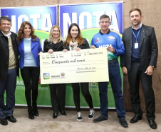 Todas de Curitiba e todas mulheres. São da Capital as três felizes ganhadoras dos prêmios do Nota Paraná deste mês de julho. Os cheques, de R$ 50 mil, R$ 30 mil e R$ 20 mil, foram entregues nesta quinta-feira (18) às três moradoras de Curitiba dos bairros Mossunguê, Hugo Lange e Campo Comprido. Foto: Gilson Abreu/ANPr