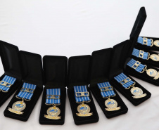 O governador em exercício Darci Piana foi escolhido pelo Instituto Boina Azul, do Rio Grande do Sul, para representar o Paraná na homenagem à Segurança Pública do Estado. A solenidade de entrega da Medalha de Grau Cavaleiro ocorreu nesta quinta-feira (18) no salão de atos do Palácio Iguaçu. Foto: José Fernando Ogura/ANPr