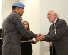 O governador em exercício Darci Piana foi escolhido pelo Instituto Boina Azul, do Rio Grande do Sul, para representar o Paraná na homenagem à Segurança Pública do Estado. A solenidade de entrega da Medalha de Grau Cavaleiro ocorreu nesta quinta-feira (18) no salão de atos do Palácio Iguaçu. Foto: José Fernando Ogura/ANPr