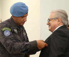 O governador em exercício Darci Piana foi escolhido pelo Instituto Boina Azul, do Rio Grande do Sul, para representar o Paraná na homenagem à Segurança Pública do Estado. A solenidade de entrega da Medalha de Grau Cavaleiro ocorreu nesta quinta-feira (18) no salão de atos do Palácio Iguaçu. Foto: José Fernando Ogura/ANPr