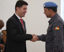 O governador em exercício Darci Piana foi escolhido pelo Instituto Boina Azul, do Rio Grande do Sul, para representar o Paraná na homenagem à Segurança Pública do Estado. A solenidade de entrega da Medalha de Grau Cavaleiro ocorreu nesta quinta-feira (18) no salão de atos do Palácio Iguaçu. Foto: José Fernando Ogura/ANPr
