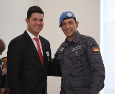 O governador em exercício Darci Piana foi escolhido pelo Instituto Boina Azul, do Rio Grande do Sul, para representar o Paraná na homenagem à Segurança Pública do Estado. A solenidade de entrega da Medalha de Grau Cavaleiro ocorreu nesta quinta-feira (18) no salão de atos do Palácio Iguaçu. Foto: José Fernando Ogura/ANPr