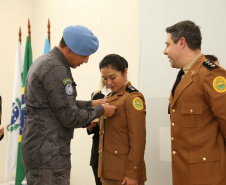 O governador em exercício Darci Piana foi escolhido pelo Instituto Boina Azul, do Rio Grande do Sul, para representar o Paraná na homenagem à Segurança Pública do Estado. A solenidade de entrega da Medalha de Grau Cavaleiro ocorreu nesta quinta-feira (18) no salão de atos do Palácio Iguaçu. Foto: José Fernando Ogura/ANPr