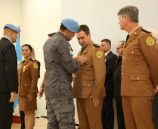 O governador em exercício Darci Piana foi escolhido pelo Instituto Boina Azul, do Rio Grande do Sul, para representar o Paraná na homenagem à Segurança Pública do Estado. A solenidade de entrega da Medalha de Grau Cavaleiro ocorreu nesta quinta-feira (18) no salão de atos do Palácio Iguaçu. Foto: José Fernando Ogura/ANPr