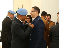 O governador em exercício Darci Piana foi escolhido pelo Instituto Boina Azul, do Rio Grande do Sul, para representar o Paraná na homenagem à Segurança Pública do Estado. A solenidade de entrega da Medalha de Grau Cavaleiro ocorreu nesta quinta-feira (18) no salão de atos do Palácio Iguaçu. Foto: José Fernando Ogura/ANPr
