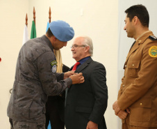 O governador em exercício Darci Piana foi escolhido pelo Instituto Boina Azul, do Rio Grande do Sul, para representar o Paraná na homenagem à Segurança Pública do Estado. A solenidade de entrega da Medalha de Grau Cavaleiro ocorreu nesta quinta-feira (18) no salão de atos do Palácio Iguaçu. Foto: José Fernando Ogura/ANPr