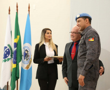 O governador em exercício Darci Piana foi escolhido pelo Instituto Boina Azul, do Rio Grande do Sul, para representar o Paraná na homenagem à Segurança Pública do Estado. A solenidade de entrega da Medalha de Grau Cavaleiro ocorreu nesta quinta-feira (18) no salão de atos do Palácio Iguaçu. Foto: José Fernando Ogura/ANPr