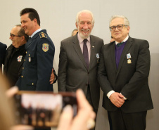 O governador em exercício Darci Piana foi escolhido pelo Instituto Boina Azul, do Rio Grande do Sul, para representar o Paraná na homenagem à Segurança Pública do Estado. A solenidade de entrega da Medalha de Grau Cavaleiro ocorreu nesta quinta-feira (18) no salão de atos do Palácio Iguaçu. Foto: José Fernando Ogura/ANPr