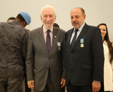 O governador em exercício Darci Piana foi escolhido pelo Instituto Boina Azul, do Rio Grande do Sul, para representar o Paraná na homenagem à Segurança Pública do Estado. A solenidade de entrega da Medalha de Grau Cavaleiro ocorreu nesta quinta-feira (18) no salão de atos do Palácio Iguaçu. Foto: José Fernando Ogura/ANPr