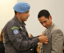 O governador em exercício Darci Piana foi escolhido pelo Instituto Boina Azul, do Rio Grande do Sul, para representar o Paraná na homenagem à Segurança Pública do Estado. A solenidade de entrega da Medalha de Grau Cavaleiro ocorreu nesta quinta-feira (18) no salão de atos do Palácio Iguaçu. Foto: José Fernando Ogura/ANPr