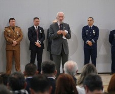 O governador em exercício Darci Piana foi escolhido pelo Instituto Boina Azul, do Rio Grande do Sul, para representar o Paraná na homenagem à Segurança Pública do Estado. A solenidade de entrega da Medalha de Grau Cavaleiro ocorreu nesta quinta-feira (18) no salão de atos do Palácio Iguaçu. Foto: José Fernando Ogura/ANPr