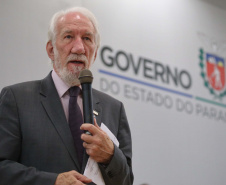 O governador em exercício Darci Piana foi escolhido pelo Instituto Boina Azul, do Rio Grande do Sul, para representar o Paraná na homenagem à Segurança Pública do Estado. A solenidade de entrega da Medalha de Grau Cavaleiro ocorreu nesta quinta-feira (18) no salão de atos do Palácio Iguaçu. Foto: José Fernando Ogura/ANPr