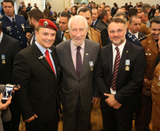 O governador em exercício Darci Piana foi escolhido pelo Instituto Boina Azul, do Rio Grande do Sul, para representar o Paraná na homenagem à Segurança Pública do Estado. A solenidade de entrega da Medalha de Grau Cavaleiro ocorreu nesta quinta-feira (18) no salão de atos do Palácio Iguaçu. Foto: José Fernando Ogura/ANPr