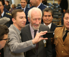 O governador em exercício Darci Piana foi escolhido pelo Instituto Boina Azul, do Rio Grande do Sul, para representar o Paraná na homenagem à Segurança Pública do Estado. A solenidade de entrega da Medalha de Grau Cavaleiro ocorreu nesta quinta-feira (18) no salão de atos do Palácio Iguaçu. Foto: José Fernando Ogura/ANPr