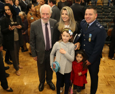 O governador em exercício Darci Piana foi escolhido pelo Instituto Boina Azul, do Rio Grande do Sul, para representar o Paraná na homenagem à Segurança Pública do Estado. A solenidade de entrega da Medalha de Grau Cavaleiro ocorreu nesta quinta-feira (18) no salão de atos do Palácio Iguaçu. Foto: José Fernando Ogura/ANPr
