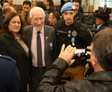 O governador em exercício Darci Piana foi escolhido pelo Instituto Boina Azul, do Rio Grande do Sul, para representar o Paraná na homenagem à Segurança Pública do Estado. A solenidade de entrega da Medalha de Grau Cavaleiro ocorreu nesta quinta-feira (18) no salão de atos do Palácio Iguaçu. Foto: José Fernando Ogura/ANPr