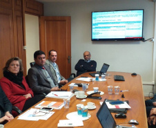 Diretores e auditores fiscais da Receita Estadual dos três Estados do Sul – Paraná, Santa
Catarina e Rio Grande do Sul – estudam documento para uniformizar os benefícios fiscais
concedidos a determinados segmentos e, com isso, diminuir eventuais perdas de receita na
arrecadação de impostos. Foto: SEFA