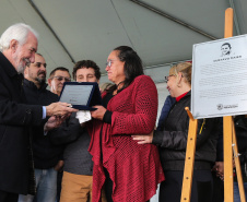 Rosicler Aparecida Maier recebe placa do  governador em exercício do Paraná Darci Piana na inaugura nesta sexta-feira (19), o Centro Municipal de Atendimento Educacional Especializado (Cmaee) Gustavo Maier, no bairro Guarituba, em Piraquara, Região Metropolitana de Curitiba.   Curitiba, 19/07/2019 -  Foto: Geraldo Bubniak/ANPr