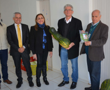 Presos da Penitenciária Central do Estado - Unidade de Progressão (PCE-UP), localizada em Piraquara, na Região Metropolitana de Curitiba, trabalham no plantio de hortaliças e verduras orgânicas produzidas no terreno da unidade penal. Nesta quinta-feira (18), o secretário de Estado da Agricultura e Abastecimento, Norberto Anacleto Ortigara, conheceu a iniciativa, que pode ser ampliada para outras regiões do Estado. Foto: Divulgação/SEAB