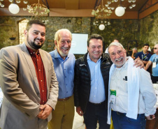 O vice-governador Darci Piana participou no sábado (20), em Antonina, do Encontro da Grande Reserva da Mata Atlântica, que visa a promoção e desenvolvimento do turismo como atividade econômica ambientalmente responsável. Foto: Denis Ferreira Netto/SEDEST