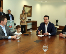 O governador Carlos Massa Ratinho Junior autorizou nesta segunda-feira (22) o repasse de R$ 4 milhões para o recape da Rua Marechal Deodoro da Fonseca, em União da Vitória, no Sul do Estado. A via é uma das mais importantes do município e atravessa quatro bairros, além de fazer a ligação da região Sul com o Sudoeste paranaense e também com Santa Catarina.Foto: Gilson Abreu /ANPr
