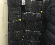 A Polícia Civil do Paraná (PCPR) apreendeu cerca de 3 toneladas de entorpecentes na semana passada, apenas entre quarta (17) e sexta-feira (19). As drogas que abasteceriam o tráfico no Estado foram interceptadas em rodovias durante quatro operações distintas.Foto:PCPR