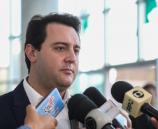 O governador Carlos Massa Ratinho Júnior dá posse a mais de 90 peritos oficiais, no Palácio Iguaçu. Os profissionais integrarão o efetivo da Polícia Científica do Paraná e, após formação, serão distribuídos no Estado, conforme a necessidade. Curitiba, 22/07/2019 -Foto: Geraldo Bubniak/ANPr