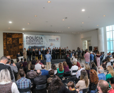 O governador Carlos Massa Ratinho Júnior dá posse a mais de 90 peritos oficiais, no Palácio Iguaçu. Os profissionais integrarão o efetivo da Polícia Científica do Paraná e, após formação, serão distribuídos no Estado, conforme a necessidade. Curitiba, 22/07/2019 -Foto: Geraldo Bubniak/ANPr
