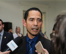 O governador Carlos Massa Ratinho Júnior dá posse a mais de 90 peritos oficiais, no Palácio Iguaçu. Os profissionais integrarão o efetivo da Polícia Científica do Paraná e, após formação, serão distribuídos no Estado, conforme a necessidade. Secretario da Segurança Publica do Paraná,   Romulo Marinho Soares. Curitiba, 22/07/2019 -Foto: Geraldo Bubniak/ANPr