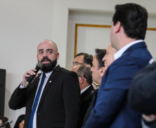 O governador Carlos Massa Ratinho Júnior dá posse a mais de 90 peritos oficiais, no Palácio Iguaçu. Os profissionais integrarão o efetivo da Polícia Científica do Paraná e, após formação, serão distribuídos no Estado, conforme a necessidade. Perito Carlos Augusto em discurso.Curitiba, 22/07/2019 -Foto: Geraldo Bubniak/ANPr