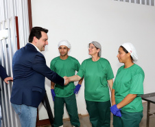 O governador Carlos Massa Ratinho Junior participou nesta terça-feira (23), em Cascavel, do evento de certificação SISBI (Sistema Brasileiro de Inspeção de Produtos de Origem Animal) para a Granja Refem, que desenvolve um projeto pioneiro no Estado de produção de ovos a partir da criação de galinhas sem gaiola. Foto: Arnaldo Alves / ANPr.