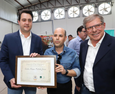 O governador Carlos Massa Ratinho Junior participou nesta terça-feira (23), em Cascavel, do evento de certificação SISBI (Sistema Brasileiro de Inspeção de Produtos de Origem Animal) para a Granja Refem, que desenvolve um projeto pioneiro no Estado de produção de ovos a partir da criação de galinhas sem gaiola. Foto: Arnaldo Alves / ANPr.