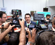 O governador Carlos Massa Ratinho Junior participou nesta terça-feira (23), em Cascavel, do evento de certificação SISBI (Sistema Brasileiro de Inspeção de Produtos de Origem Animal) para a Granja Refem, que desenvolve um projeto pioneiro no Estado de produção de ovos a partir da criação de galinhas sem gaiola.Foto: Arnaldo Alves / ANPr.