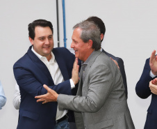 O governador Carlos Massa Ratinho Junior participou nesta terça-feira (23), em Cascavel, do evento de certificação SISBI (Sistema Brasileiro de Inspeção de Produtos de Origem Animal) para a Granja Refem, que desenvolve um projeto pioneiro no Estado de produção de ovos a partir da criação de galinhas sem gaiola.Foto: Arnaldo Alves / ANPr.