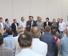 O governador Carlos Massa Ratinho Junior participou nesta terça-feira (23), em Cascavel, do evento de certificação SISBI (Sistema Brasileiro de Inspeção de Produtos de Origem Animal) para a Granja Refem, que desenvolve um projeto pioneiro no Estado de produção de ovos a partir da criação de galinhas sem gaiola. Foto: Arnaldo Alves / ANPr.