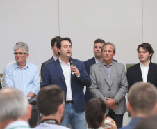 O governador Carlos Massa Ratinho Junior participou nesta terça-feira (23), em Cascavel, do evento de certificação SISBI (Sistema Brasileiro de Inspeção de Produtos de Origem Animal) para a Granja Refem, que desenvolve um projeto pioneiro no Estado de produção de ovos a partir da criação de galinhas sem gaiola.Foto: Arnaldo Alves / ANPr.