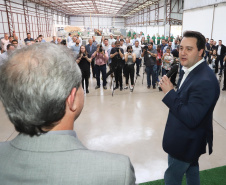 O governador Carlos Massa Ratinho Junior participou nesta terça-feira (23), em Cascavel, do evento de certificação SISBI (Sistema Brasileiro de Inspeção de Produtos de Origem Animal) para a Granja Refem, que desenvolve um projeto pioneiro no Estado de produção de ovos a partir da criação de galinhas sem gaiola.Foto: Arnaldo Alves / ANPr.