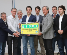 O governador Carlos Massa Ratinho Junior participou nesta terça-feira (23), em Cascavel, do evento de certificação SISBI (Sistema Brasileiro de Inspeção de Produtos de Origem Animal) para a Granja Refem, que desenvolve um projeto pioneiro no Estado de produção de ovos a partir da criação de galinhas sem gaiola. Foto: Arnaldo Alves / ANPr.