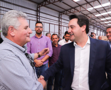 O governador Carlos Massa Ratinho Junior participou nesta terça-feira (23), em Cascavel, do evento de certificação SISBI (Sistema Brasileiro de Inspeção de Produtos de Origem Animal) para a Granja Refem, que desenvolve um projeto pioneiro no Estado de produção de ovos a partir da criação de galinhas sem gaiola. Foto: Rodrigo Felix Leal/ANPr