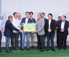 O governador Carlos Massa Ratinho Junior participou nesta terça-feira (23), em Cascavel, do evento de certificação SISBI (Sistema Brasileiro de Inspeção de Produtos de Origem Animal) para a Granja Refem, que desenvolve um projeto pioneiro no Estado de produção de ovos a partir da criação de galinhas sem gaiola. Foto: Rodrigo Felix Leal/ANPr