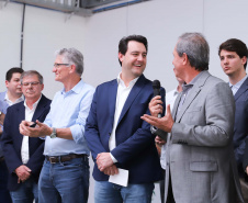 O governador Carlos Massa Ratinho Junior participou nesta terça-feira (23), em Cascavel, do evento de certificação SISBI (Sistema Brasileiro de Inspeção de Produtos de Origem Animal) para a Granja Refem, que desenvolve um projeto pioneiro no Estado de produção de ovos a partir da criação de galinhas sem gaiola.Foto: Rodrigo Felix Leal/ANPr
