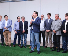 O governador Carlos Massa Ratinho Junior participou nesta terça-feira (23), em Cascavel, do evento de certificação SISBI (Sistema Brasileiro de Inspeção de Produtos de Origem Animal) para a Granja Refem, que desenvolve um projeto pioneiro no Estado de produção de ovos a partir da criação de galinhas sem gaiola..Foto: Rodrigo Felix Leal/ANPr