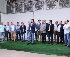 O governador Carlos Massa Ratinho Junior participou nesta terça-feira (23), em Cascavel, do evento de certificação SISBI (Sistema Brasileiro de Inspeção de Produtos de Origem Animal) para a Granja Refem, que desenvolve um projeto pioneiro no Estado de produção de ovos a partir da criação de galinhas sem gaiola. Foto: Rodrigo Felix Leal/ANPr
