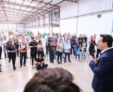 O governador Carlos Massa Ratinho Junior participou nesta terça-feira (23), em Cascavel, do evento de certificação SISBI (Sistema Brasileiro de Inspeção de Produtos de Origem Animal) para a Granja Refem, que desenvolve um projeto pioneiro no Estado de produção de ovos a partir da criação de galinhas sem gaiola. Foto: Rodrigo Felix Leal/ANPr
