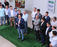 O governador Carlos Massa Ratinho Junior participou nesta terça-feira (23), em Cascavel, do evento de certificação SISBI (Sistema Brasileiro de Inspeção de Produtos de Origem Animal) para a Granja Refem, que desenvolve um projeto pioneiro no Estado de produção de ovos a partir da criação de galinhas sem gaiola. Foto: Rodrigo Felix Leal/ANPr