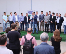 O governador Carlos Massa Ratinho Junior participou nesta terça-feira (23), em Cascavel, do evento de certificação SISBI (Sistema Brasileiro de Inspeção de Produtos de Origem Animal) para a Granja Refem, que desenvolve um projeto pioneiro no Estado de produção de ovos a partir da criação de galinhas sem gaiola.Foto: Rodrigo Felix Leal/ANPr