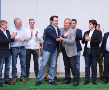 O governador Carlos Massa Ratinho Junior participou nesta terça-feira (23), em Cascavel, do evento de certificação SISBI (Sistema Brasileiro de Inspeção de Produtos de Origem Animal) para a Granja Refem, que desenvolve um projeto pioneiro no Estado de produção de ovos a partir da criação de galinhas sem gaiola. Foto: Rodrigo Felix Leal/ANPr