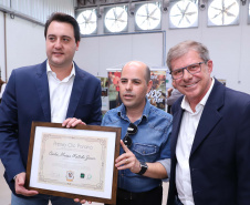 O governador Carlos Massa Ratinho Junior participou nesta terça-feira (23), em Cascavel, do evento de certificação SISBI (Sistema Brasileiro de Inspeção de Produtos de Origem Animal) para a Granja Refem, que desenvolve um projeto pioneiro no Estado de produção de ovos a partir da criação de galinhas sem gaiola. Foto: Rodrigo Felix Leal/ANPr
